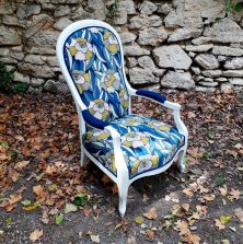 Fauteuil voltaire à fleurs stylisées