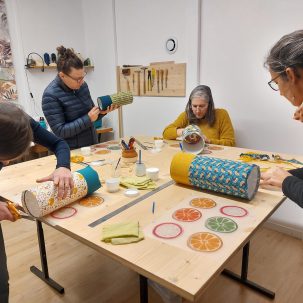 Stagiaires en train de fabriquer leur abat-jour