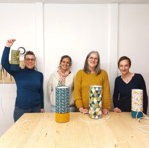 Stagiaires posant derrière leur créations