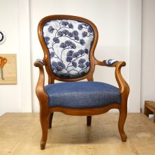 fauteuil cabriolet Louis Philippe restauré avec un tissu dans les tons de bleus