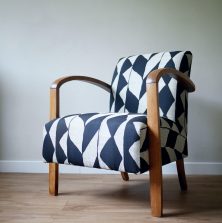 Fauteuil studio restauré avec un tissu graphique noir et blanc