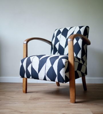 Fauteuil studio restauré avec un tissu graphique noir et blanc