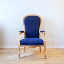 Fauteuil voltaire bleu restauré en crin
