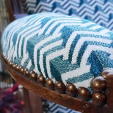 Clous de tapissier sur manchette de fauteuil voltaire