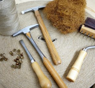 Outils et fournitures de tapisserie d'ameublement